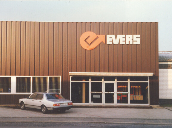 Das Bürogebäude der Evers GmbH im Jahr 1978 mit einem Parkplatz samt Auto im Vordergrund
