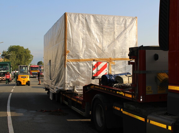 Anlieferung der verpackten Maschine auf einem fahrendem LKW