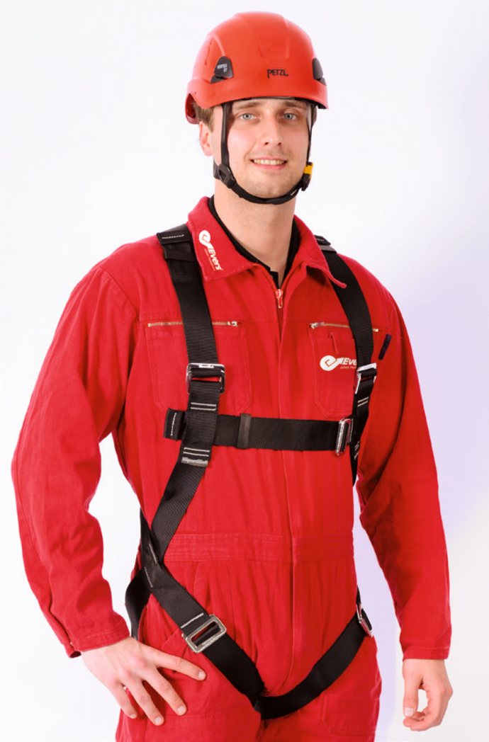 Die Vorderseite eines Mannes, der den ErgoStop 1-Punkt-Auffanggurt trägt. Der Mann trägt dazu einen roten Helm und rote Kleidung
