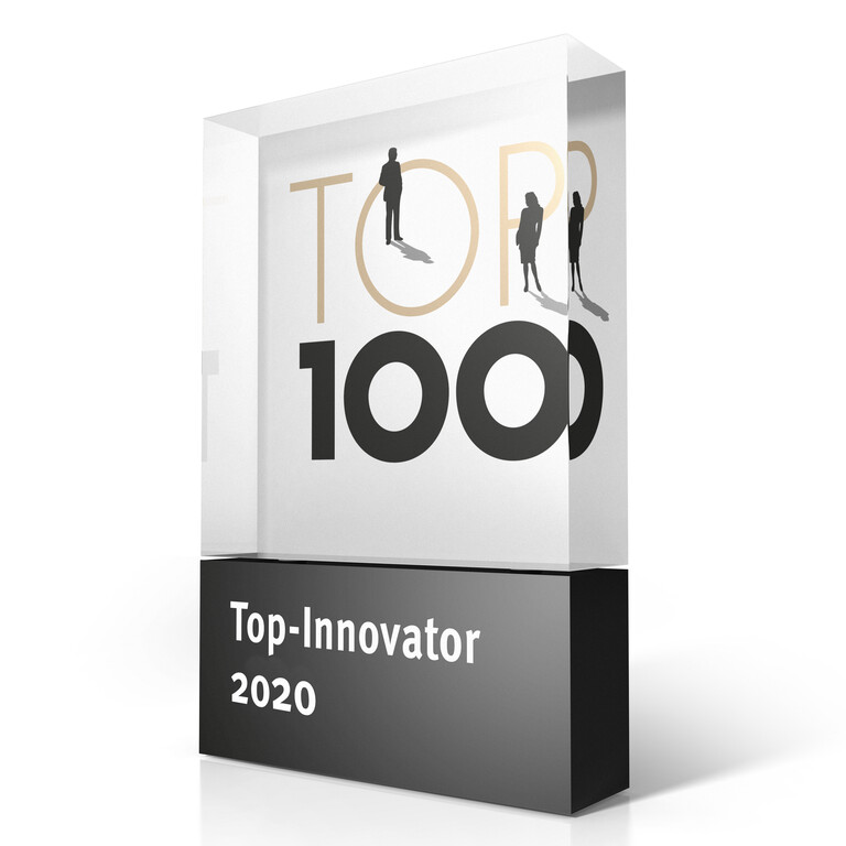 Der "Top-100 Preis" stehend auf weißer Oberfläche