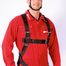 Die Vorderseite eines Mannes, der den ErgoStop 1-Punkt-Auffanggurt trägt. Der Mann trägt dazu einen roten Helm und rote Kleidung