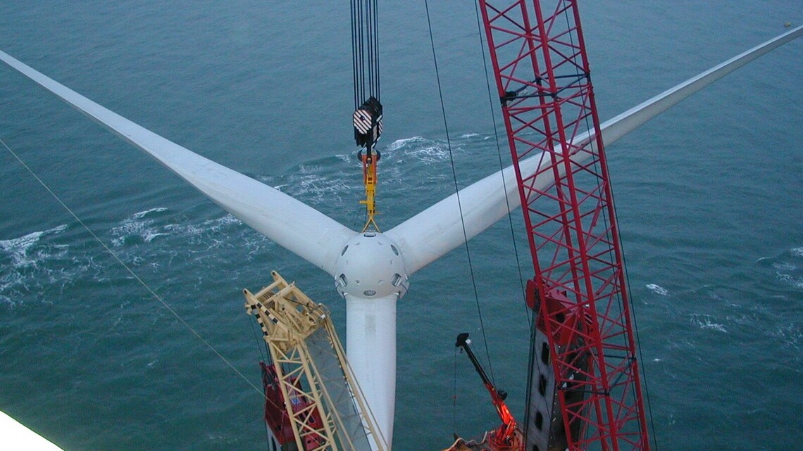Montage einer Offshore-Windkraftanlage 