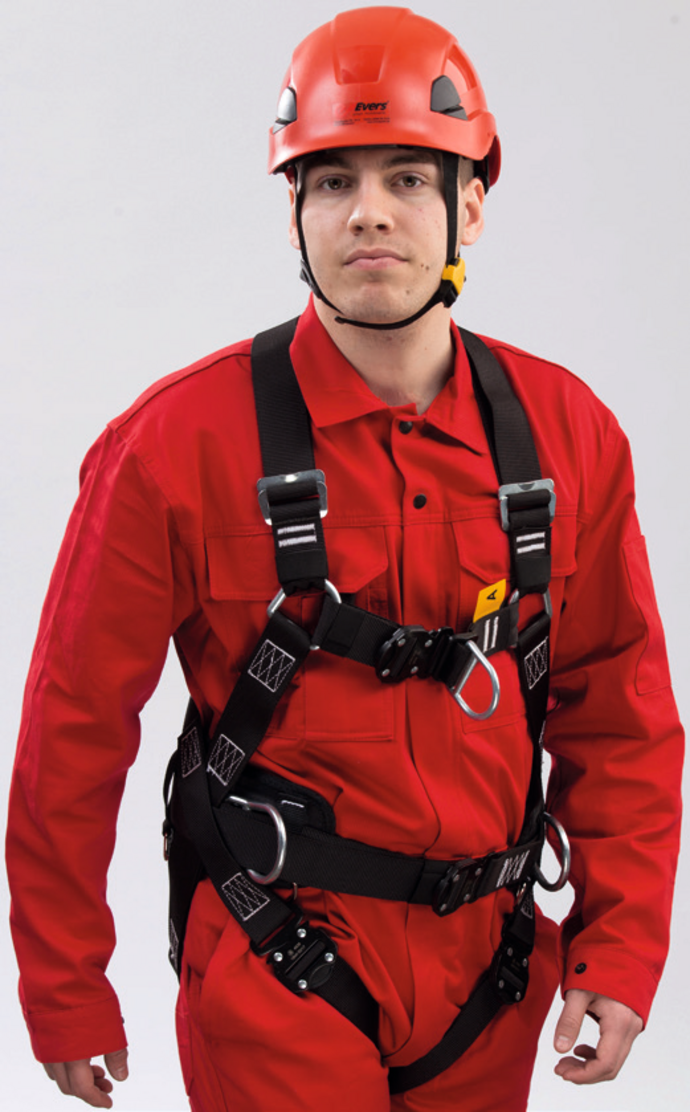 Die Vorderseite eines Mannes, der den 4 Punkt Auffanggurt trägt. Der Mann trägt dazu einen roten Helm und rote Kleidung