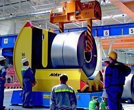 Axzion Coilwendetisch mit 30 Tonnen Tragfähigkeit in einer Lagerhalle im Einsatz
