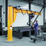 Das Foto zeigt die Anwendung des Säulenschwenkkrans Assistent AS in einer Montagehalle