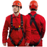 Die Vorder- und Rückseite eines Evers-Mitarbeiters, der den Evers 2-Punkt-Auffanggurt trägt. Zudem trägt er einen roten Helm und rote Kleidung.