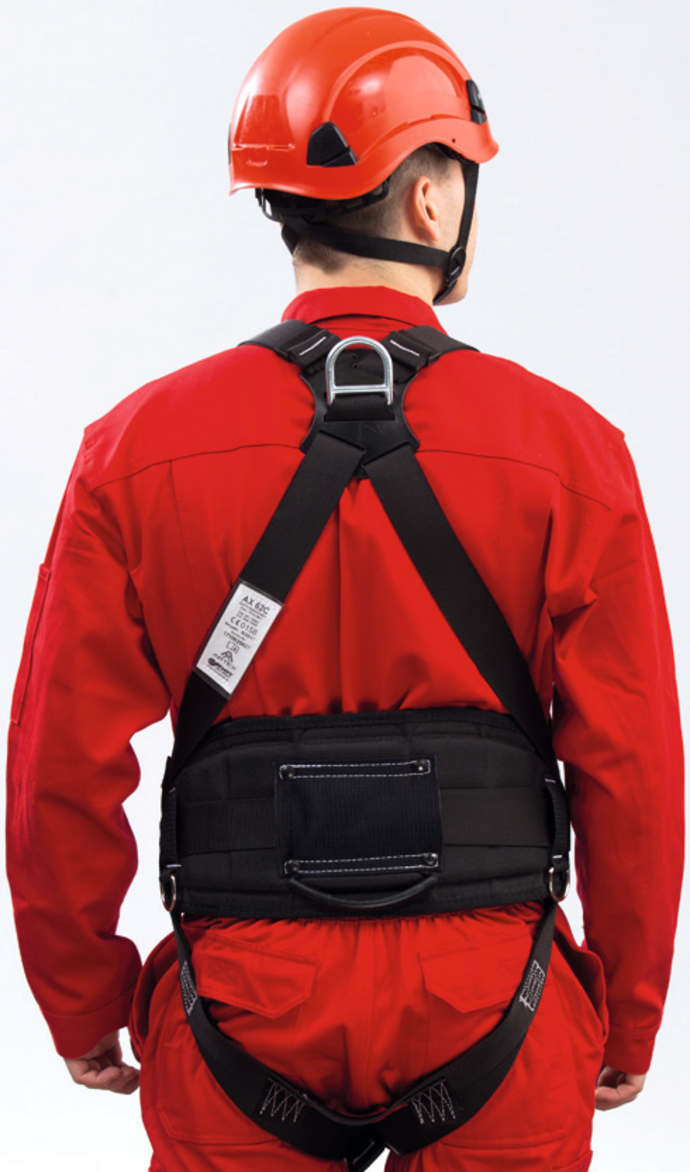 Die Rückseite eines Mannes, der den 4 Punkt Auffanggurt trägt. Der Mann trägt dazu einen roten Helm und rote Kleidung