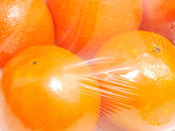 Orangen in Plastikverpackung
