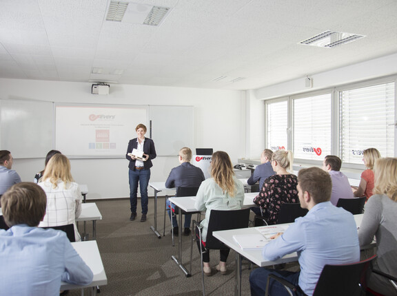 Eine Dozentin der Evers GmbH gibt ein Seminar in unserer Fach-Akademie