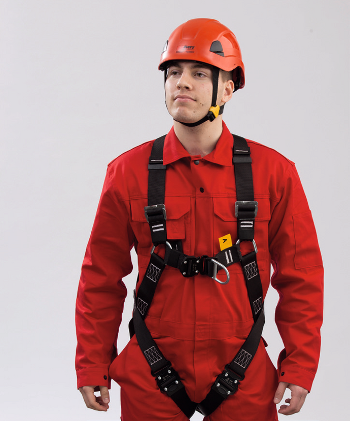 Die Vorderseite eines Evers-Mitarbeiters, der den Evers 2-Punkt-Auffanggurt trägt. Zudem trägt er einen roten Helm und rote Kleidung.