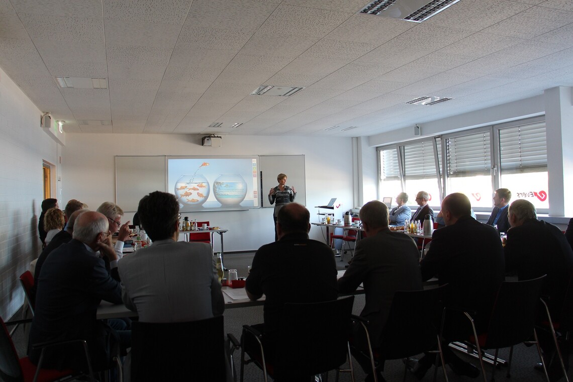 Julia Steiner referiert bei der Aufsichtsratssitzung der ENO über die Themen Innovation und Kommunikation