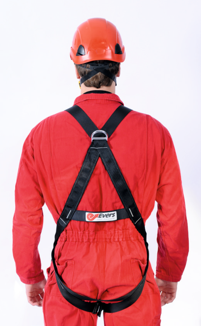 Die Rückseite eines Mannes, der den ErgoStop 1-Punkt-Auffanggurt trägt. Der Mann trägt dazu einen roten Helm und rote Kleidung