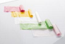 Ausgerollte Müllsäcke in verschiedenen Farben: Seitenansicht