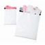 Coex-Versandtaschen gefüllt mit Kleidungsstücken auf weißem Hintergrund