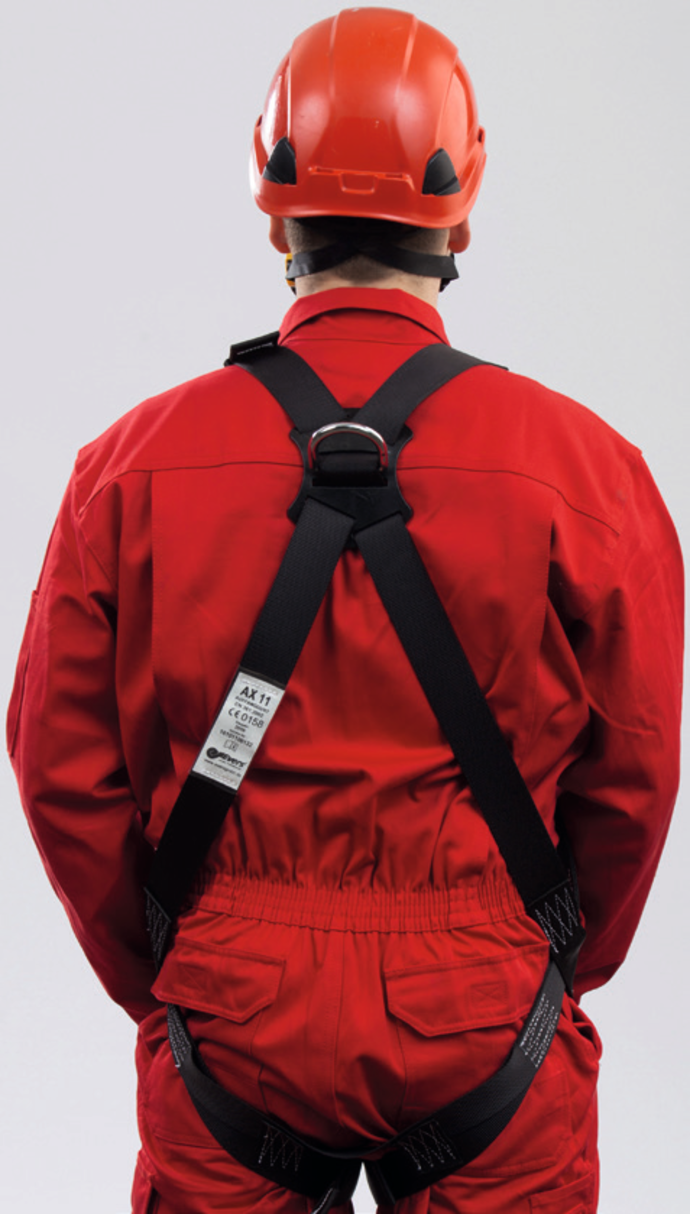 Die Rückseite eines Evers-Mitarbeiters, der den Evers 2-Punkt-Auffanggurt trägt. Zudem trägt er einen roten Helm und rote Kleidung.