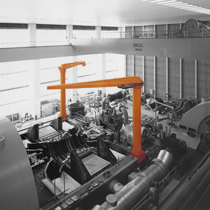 Das Foto zeigt die Anwendung von zwei Säulenschwenkkranen Boss BS in einer Werkshalle
