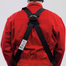 Die Rückseite eines Evers-Mitarbeiters, der den Evers 2-Punkt-Auffanggurt trägt. Zudem trägt er einen roten Helm und rote Kleidung.