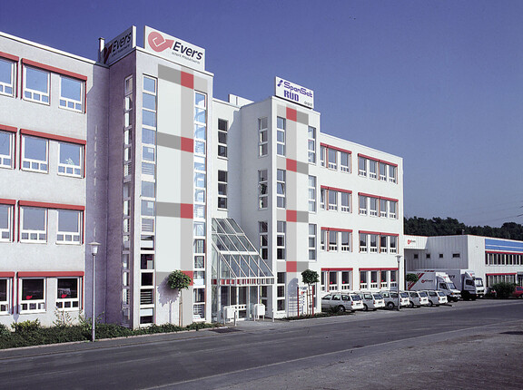 Das Bürogebäude der Evers GmbH im Jahr 1990. Drei Stockwerke mit neuem Anstrich im weiß rot Design
