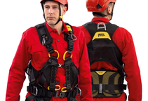 Vorder- und Rückseite eines Evers-Mitarbeiters der den Evers 4-/5-Punkt-Auffanggurt KOMFORT sowie rote Kleidung und einen roten Helm trägt