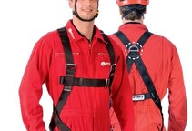 Die Vorder- und Rückseite eines Mannes, der den ErgoStop 1-Punkt-Auffanggurt trägt. Der Mann trägt dazu einen roten Helm und rote Kleidung