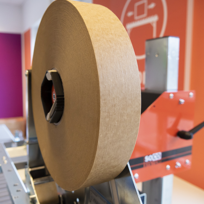 Papier-Maschinenklebeband befestigt an Kartonverschließmaschine